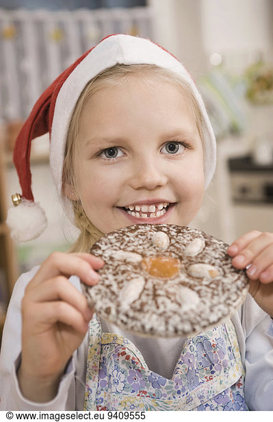 Portrait lächeln Lebkuchen essen essend isst Mädchen Keks