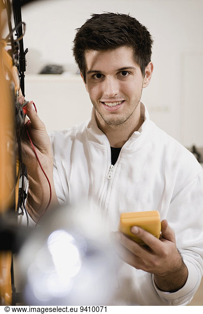 Portrait lächeln Prüfung Mechaniker Elektrische Energie