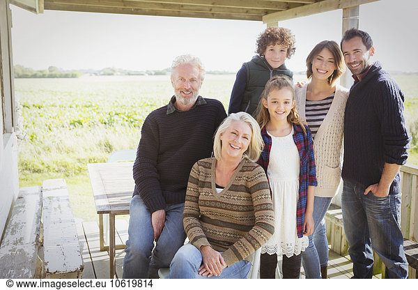 Portrait lächelnde Mehrgenerationen-Familie auf der Veranda