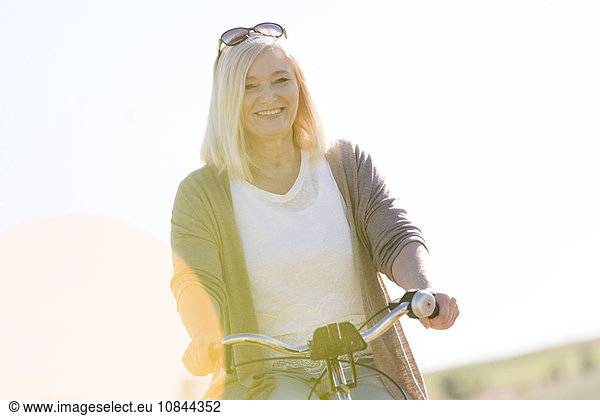 Portrait lächelnde Seniorin Fahrradfahren