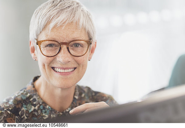 Portrait lächelnde Seniorin mit Brille