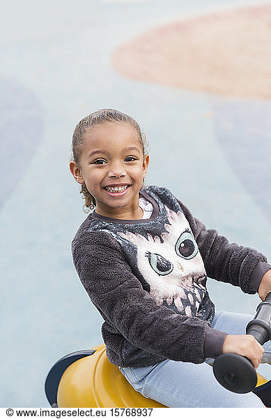 Portrait lächelndes  selbstbewusstes Mädchen auf dem Spielplatz
