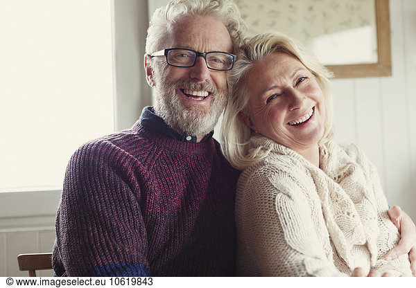 Portrait lachendes Seniorenpaar umarmend