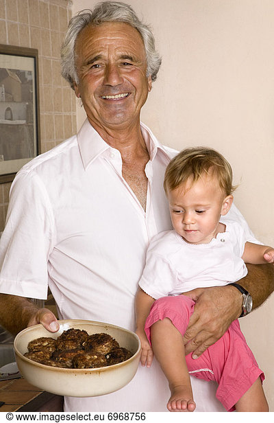 Portrait  Lebensmittel  Schüssel  Schüsseln  Schale  Schalen  Schälchen  halten  Großvater