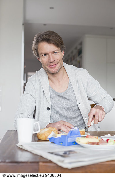 Portrait Mann lächeln reifer Erwachsene reife Erwachsene Frühstück
