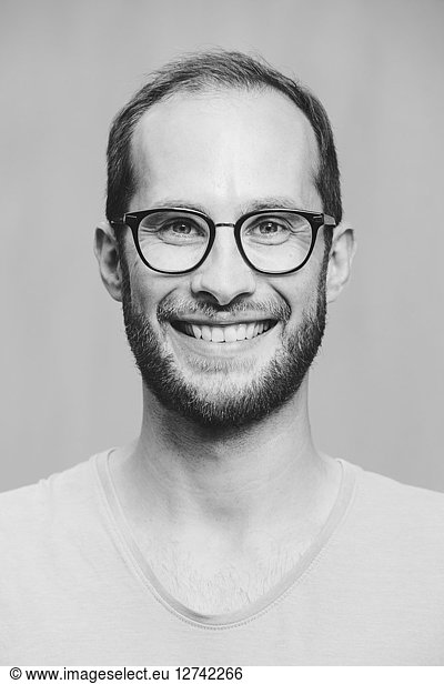 Portrait of smiling man wearing glasses