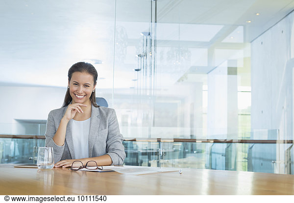 Portrait selbstbewusste Geschäftsfrau am Konferenztisch