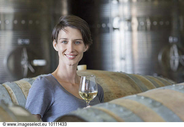Portrait selbstbewusster Winzer beim Weißweintrinken im Weinkeller