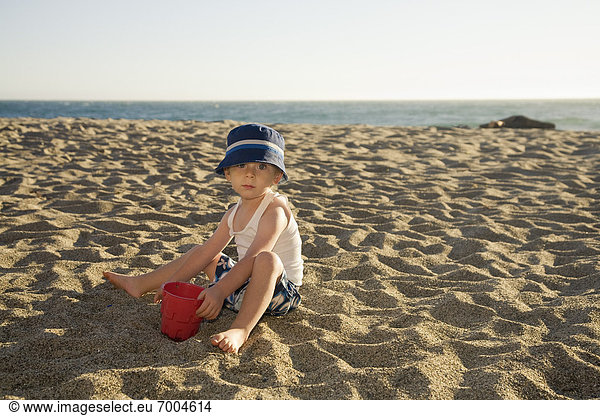 Portrait Strand Junge - Person Sand graben gräbt grabend