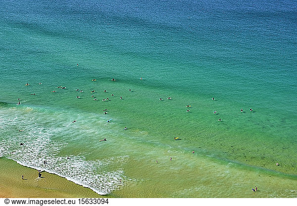 Portugal  Algarve  Arrifana  Menschen  die in grünen Küstengewässern schwimmen