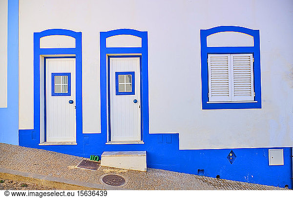 Portugal  Algarve  Arrifana  Paar Eingangstüren eines sauberen weiß-blauen Hauses