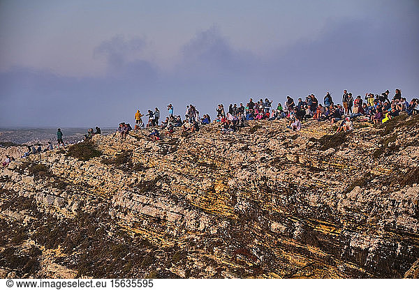 Portugal  Algarve  Große Gruppe von Menschen  die das Meer vom Rand der Klippe am Kap St. Vincent aus bewundern