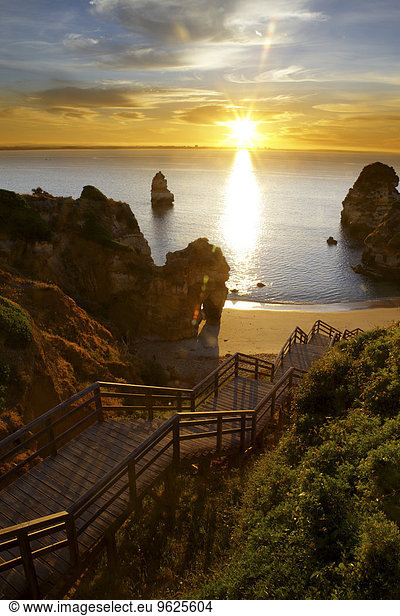 Portugal Algarve Lagos Felsformationen am Strand