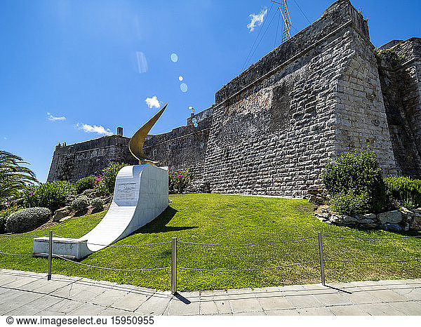 Portugal  Bezirk Lissabon  Cascais  Festungsmauern der Zitadelle von Cascais im Sommer