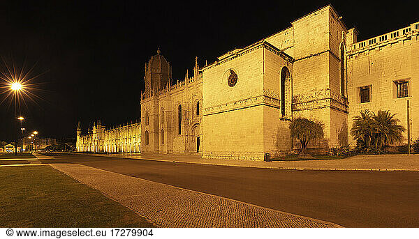 Portugal  Bezirk Lissabon  Lissabon  Leere Straße vor dem Jeronimos-Kloster bei Nacht