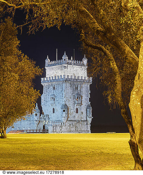 Portugal  Bezirk Lissabon  Lissabon  Panorama des Belem-Turms bei Nacht