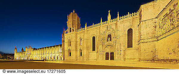 Portugal  Bezirk Lissabon  Lissabon  Panorama des Jeronimos-Klosters bei Nacht