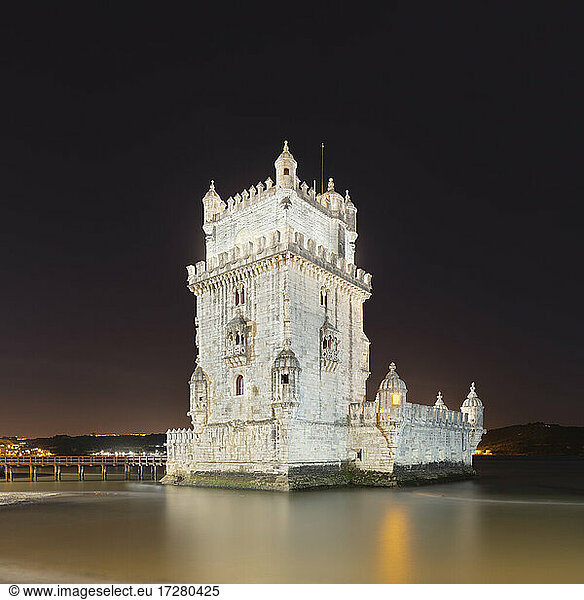 Portugal  Bezirk Lissabon  Lissabon  Turm von Belem bei Nacht