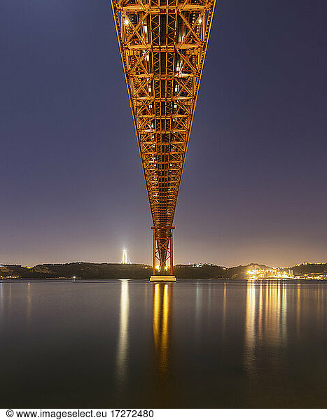Portugal  Bezirk Lissabon  Lissabon  Unterseite der Brücke 25 de Abril in der Abenddämmerung