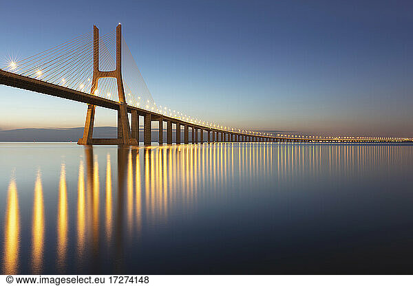 Portugal  Bezirk Lissabon  Lissabon  Vasco-da-Gama-Brücke in der Abenddämmerung