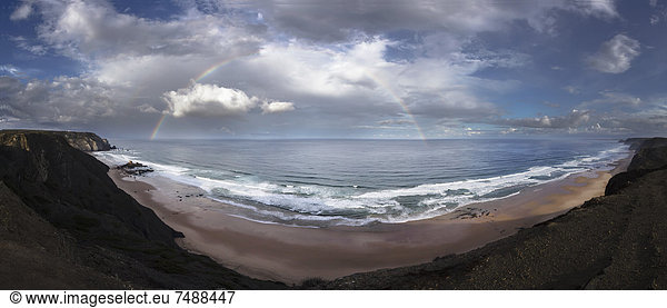 Portugal  Blick auf den Regenbogen über Praia do Castelejo