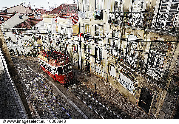 Portugal  Lisboa  Alfama  Electrico in der Rua Escolas Gerais
