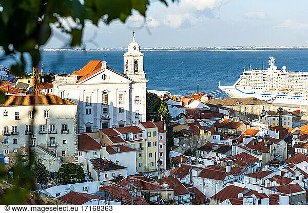 Portugal  Lissabon  Alfama-Gebäude und Tejo-Fluss vom Miradouro de Santa Luzia aus gesehen