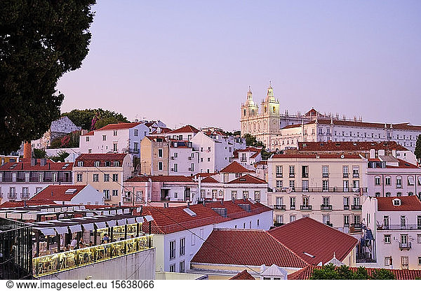 Portugal  Lissabon  Alfama  Stadtbild von Miradouro das Portas do Sol bei Sonnenuntergang