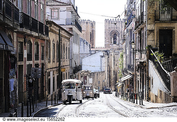 Portugal  Lissabon  Alfama  Stadtstraße  die zur Kathedrale von Lissabon führt