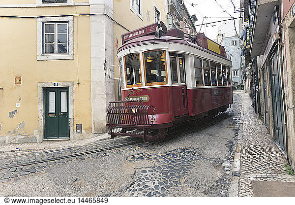 Portugal  Lissabon  Altstadt  Rote Straßenbahn in Gasse