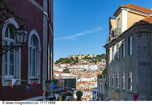 Portugal  Lissabon  Altstadthäuser mit der Burg So Jorge in der Ferne