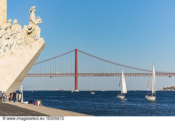 Portugal  Lissabon  Belem  Denkmal der Entdeckungen und Brücke 25 de Abril über den Tejo