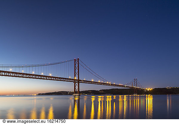 Portugal  Lissabon  Blick auf die Brücke 25 de Abril am Fluss Tejo