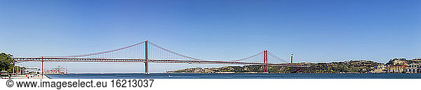 Portugal  Lissabon  Blick auf die Brücke 25 de Abril und Cristo-Rei am Tejo