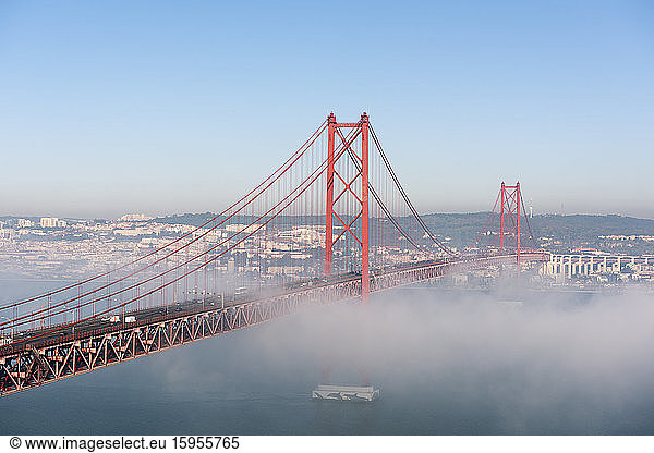 Portugal  Lissabon  Brücke 25 de Abril bei nebligem Wetter