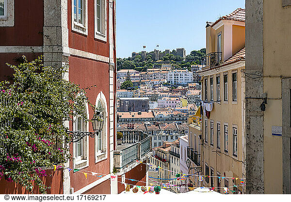 Portugal  Lissabon  Chiado  Calcada do Duque Blick auf die Stadt mit der Burg So Jorge in der Ferne