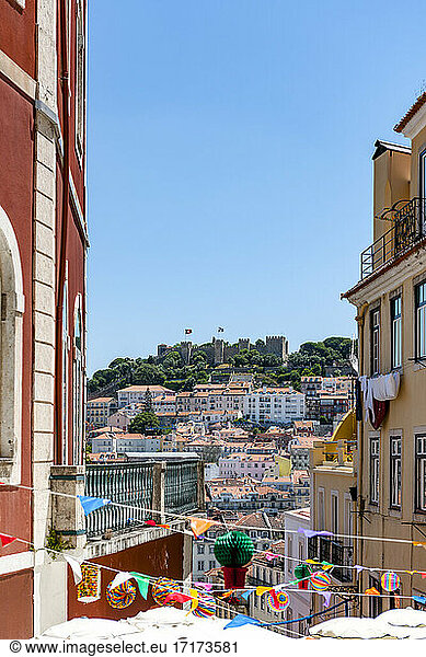 Portugal  Lissabon  Chiado  Calcada do Duque Blick auf die Stadt mit der Burg So Jorge in der Ferne