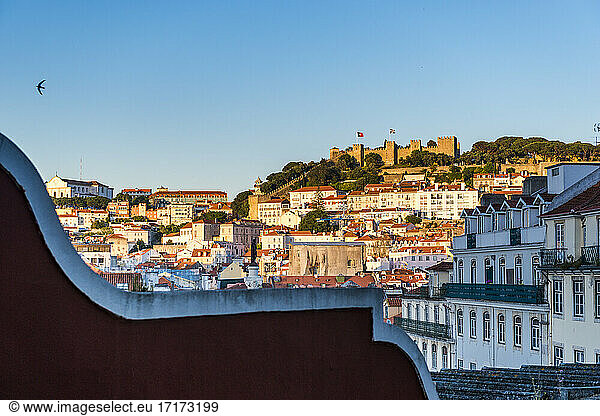 Portugal  Lissabon  Chiado  Calcada do Duque  Gebäude der Altstadt und das Schloss So Jorge