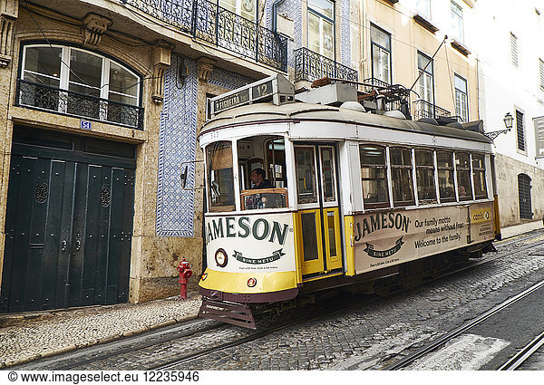 Portugal  Lissabon  gelbe Straßenbahn