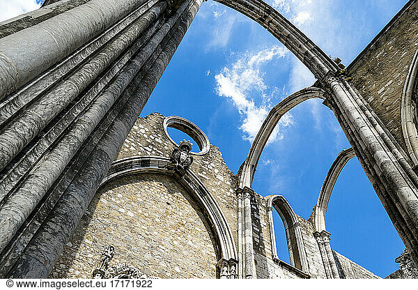 Portugal  Lissabon  Himmel über den Ruinen des Klosters Carmo