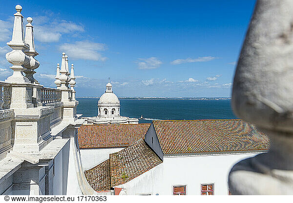 Portugal  Lissabon  Kloster Sao Vicente de Fora mit dem Fluss Tejo im Hintergrund