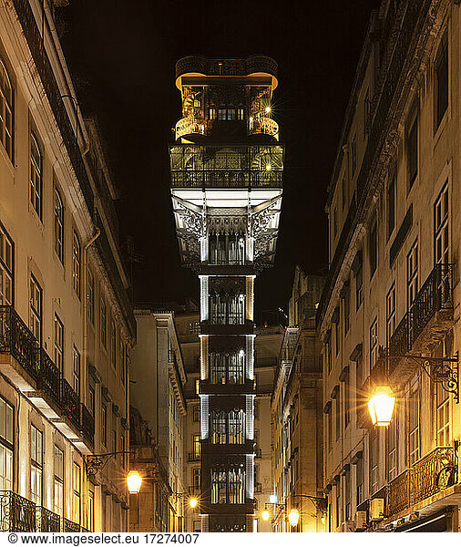 Portugal  Lissabon  Lissabon  Beleuchteter Santa Justa Lift bei Nacht