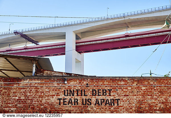 Portugal  Lissabon  Ponte 25 de Abril  LX Factory  Bis die Schulden uns zerreißen