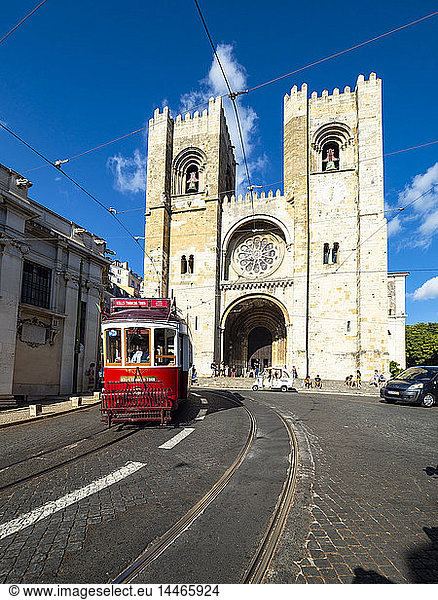 Portugal  Lissabon  rote Straßenbahn vor der Catedral Sé Patriarcal