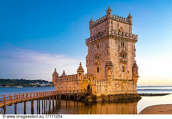 Portugal  Lissabon  Torre de Belem bei Sonnenuntergang