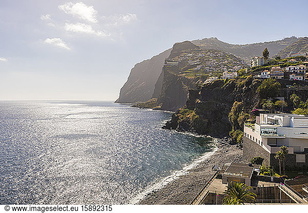Portugal  Madeira  Camara de Lobos  Atlantischer Ozean und Klippen der Küstenstadt