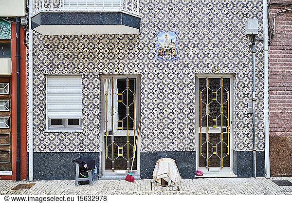 Portugal  Porto  Afurada  Einzigartige Hausfassade vom Bürgersteig aus gesehenÂ