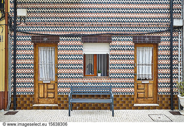 Portugal  Porto  Afurada  Einzigartige verzierte Hausfassade vom Bürgersteig aus gesehenÂ