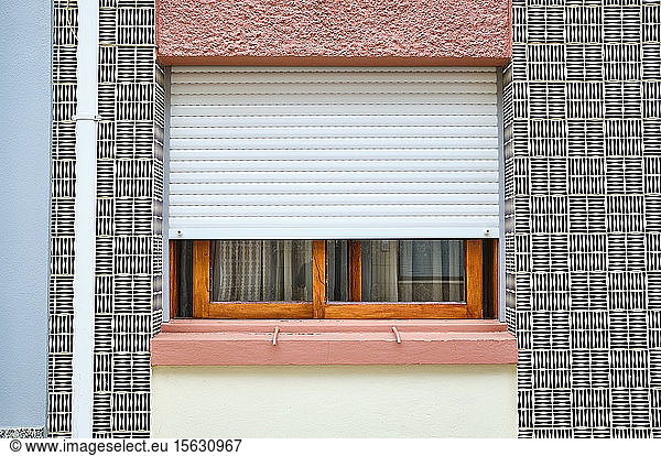 Portugal  Porto  Afurada  Front view of ornate house wall with windowÂ 