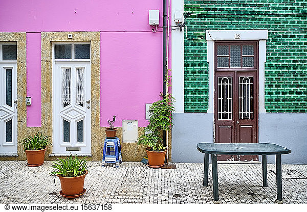 Portugal  Porto  Afurada  Frontansicht der bunten Häuser an einem friedlichen Tag